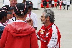 Maurizio Arrivabene, Ferrari assina autógrafos para crianças