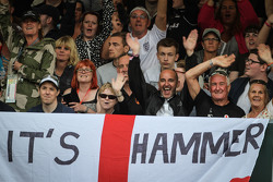 Aficionados y banderas de Lewis Hamilton, Mercedes AMG F1