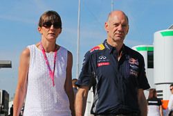 Adrian Newey, Red Bull Director Técnico Racing con su esposa Marigold Newey
