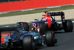Daniil Kvyat, Red Bull Racing RB11 devant Lewis Hamilton, Mercedes AMG F1 W06