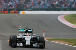 Lewis Hamilton, Mercedes AMG F1 W06 met vonken