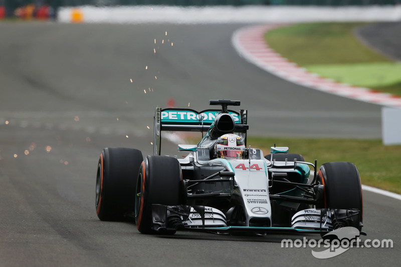 Lewis Hamilton, Mercedes AMG F1 W06, mit Funkenflug