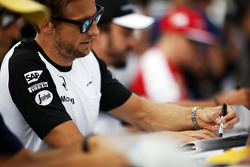 Дженсон Баттон, McLaren раздает автографы