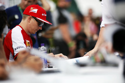 Kimi Raikkonen, Ferrari signe des autographes pour les fans