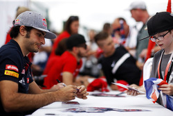 Карлос Сайнс мл., Scuderia Toro Rosso раздает автографы фанатам