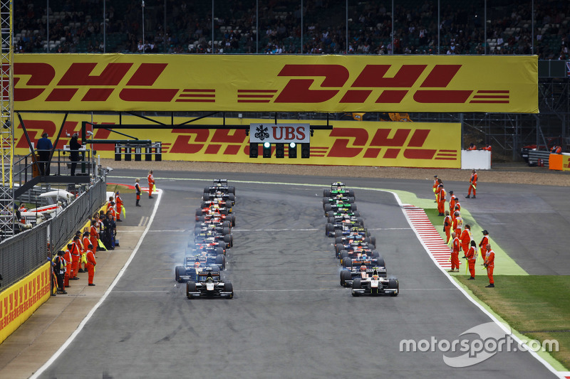 para pembalap meninggalkan grid pada parade lap