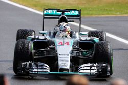 Le vainqueur Lewis Hamilton, Mercedes AMG F1 W06 fête sa victoire dans le Parc Fermé