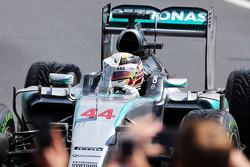 Le vainqueur Lewis Hamilton, Mercedes AMG F1 W06 fête sa victoire dans le Parc Fermé