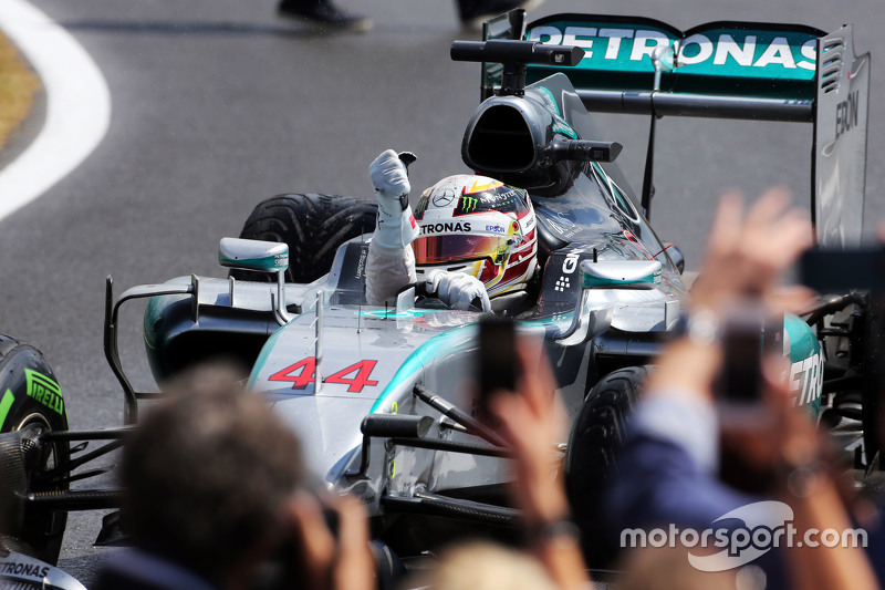 Vencedor da corrida Lewis Hamilton, Mercedes AMG F1 comemora no Parque Fechado