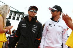 Sergio Perez, Sahara Force India F1 et Jenson Button, McLaren lors de la parade des pilotes