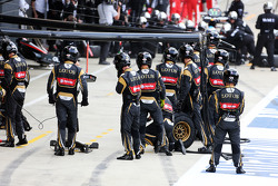 Механики команды Lotus F1 на пит-лейне на старте гонки