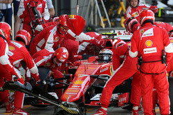 Kimi Raikkonen, Scuderia Ferrari pendant un arrêt aux stands