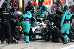 Льюис Хэмилтон, Mercedes AMG F1 Team во время пит-стопа
