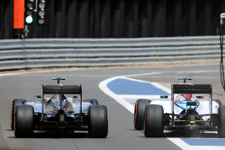 Льюис Хэмилтон, Mercedes AMG F1 Team и Фелипе Масса, Williams F1 Team во время пит-стопа