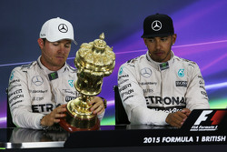 Второе место - Нико Росберг, Mercedes AMG F1 и победитель гонки - Льюис Хэмилтон, Mercedes AMG F1 с