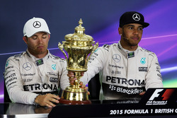 (I a D): Segundo, Nico Rosberg, Mercedes AMG F1 con el trofeo de ganador, Lewis Hamilton, Mercedes A