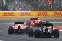 Уилл Стивенс, Manor F1 Team и Роберто Мери, Manor F1 Team едут впереди Фернандо Алонсо, McLaren MP4-
