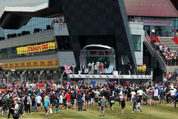 The podium,: Nico Rosberg, Mercedes AMG F1, segundo; Lewis Hamilton, Mercedes AMG F1, el ganador; Se