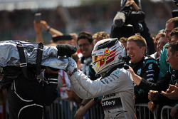 Победитель гонки - Льюис Хэмилтон, Mercedes AMG F1 празднует с командой в закрытом парке