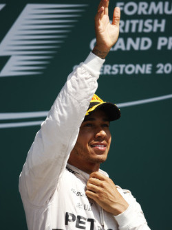 El ganador, Lewis Hamilton, Mercedes AMG F1 celebra en el podium