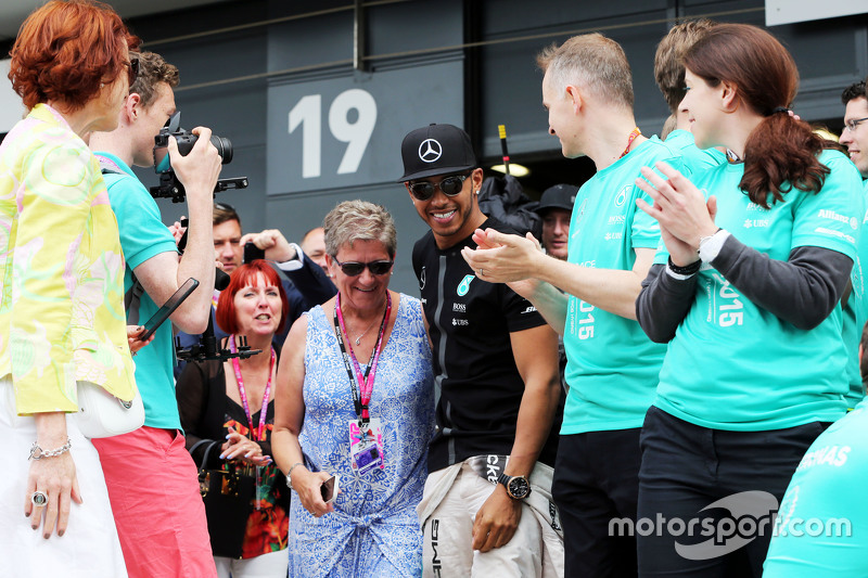 1. Lewis Hamilton, Mercedes AMG F1, feiert mit seiner Mutter Carmen Lockhart und dem Team