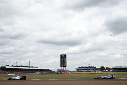 Valtteri Bottas, Williams FW37 lidera a Lewis Hamilton, Mercedes AMG F1 W06