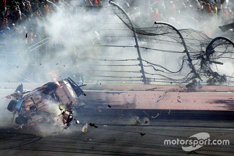 Остин Диллон, Richard Childress Racing Chevrolet, попал в большую аварию на финише
