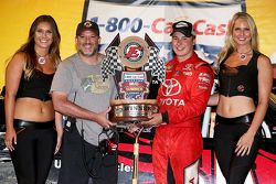 Vencedor, Christopher Bell, Kyle Busch Motorsports, com o dono de Eldora, Tony Stewart