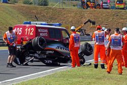 Fiscais de pista desvirando o carro de Sergio Perez, Sahara Force India F1