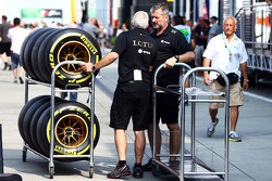 Механики команды Lotus F1 Team с шинами Pirelli