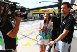 (De izquierda a derecha): Jennie Gow, BBC Radio 5 Live Pitlane Reportero con Jolyon Palmer, Piloto d