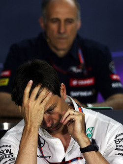 Toto Wolff, Mercedes AMG F1 Accionista y Director Ejecutivo en la Conferencia de prensa de la FIA