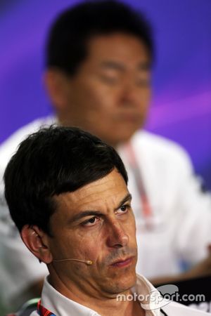 Toto Wolff, Mercedes AMG F1 Accionista y Director Ejecutivo en la Conferencia de prensa de la FIA