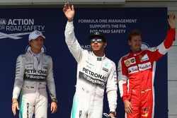 Secondo posto Nico Rosberg, poleman Lewis Hamilton, Mercedes AMG F1 e terzk posto Sebastian Vettel, 