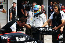 McLaren MP4-30 Фернандо Алонсо, McLaren толкают на пит-лейн во время квалификации