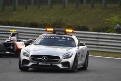 La Safety car viene schierata