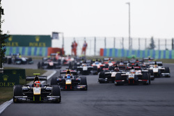 Alex Lynn, DAMS, devant Pierre Gasly, DAMS au départ