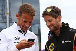 (da sinistra a destra): Jenson Button, McLaren con Romain Grosjean, Lotus F1 Team alla parata dei piloti