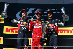 Podium : le deuxième, Daniil Kvyat, Red Bull Racing, le vainqueur Sebastian Vettel, Ferrari et le troisième, Daniel Ricciardo, Red Bull Racing
