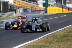 Nico Rosberg, Mercedes AMG F1 Team e Daniel Ricciardo, Red Bull Racing