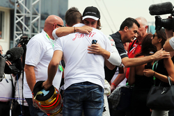 Fernando Alonso, McLaren con Tom Bianchi, on the grid