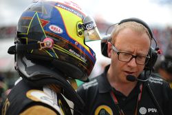 Mark Slade, Lotus F1 Team, Race Engineer  and Pastor Maldonado, Lotus F1 Team