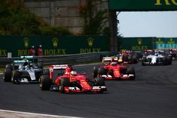 Sebastian Vettel, Ferrari SF15-T, lidera al inicio de la carrera