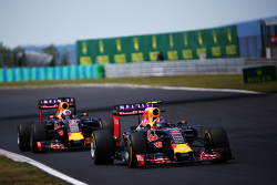 Даниил Квят, Red Bull Racing RB11 (на переднем плане) и его партнер по команде Даниэль Риккардо, Red