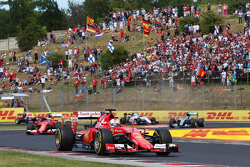 Sebastian Vettel, Ferrari SF15-T, lidera al inicio de la carrera