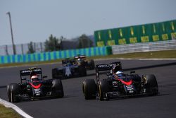 Fernando Alonso, McLaren MP4-30 y Jenson Button, McLaren MP4-30