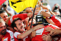 Il vincitore Sebastian Vettel, Ferrari, festeggia nel parco chiuso