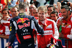 Слева направо: Даниил Квят, Red Bull Racing, и победитель гонки Себастьян Феттель, Ferrari