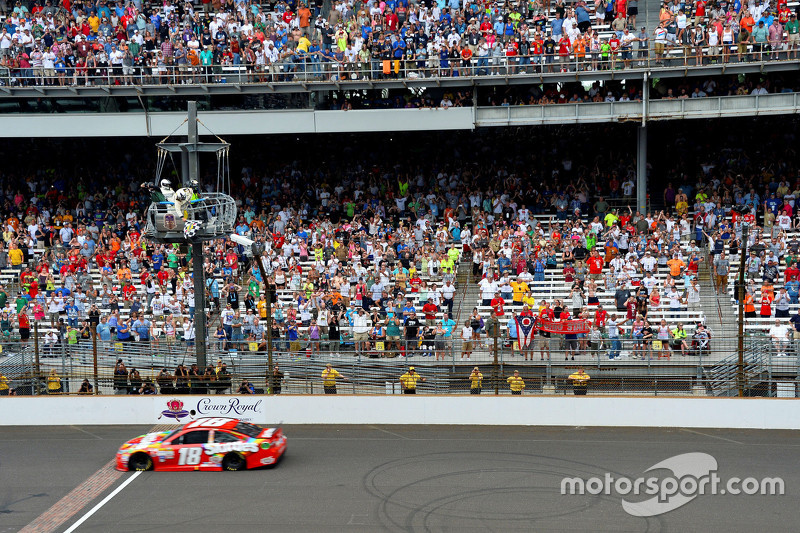 Ganador de la carrera Kyle Busch, Joe Gibbs Racing Toyota