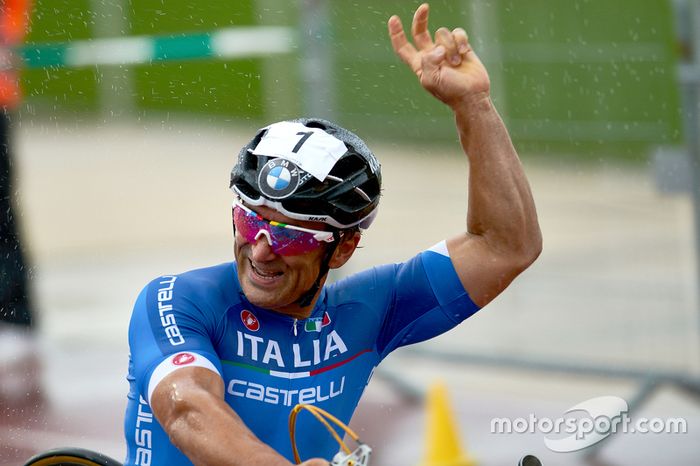 Alex Zanardi compite en el Campeonato del Mundo de Para-Ciclismo UCI